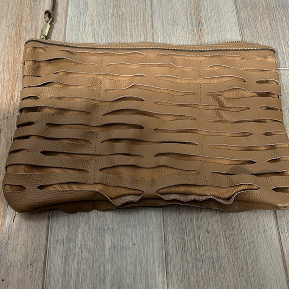 ROMYGOLD Leather clutch signature ROMYGOLD “slash" leather clutch tan color - Picture 5 of 14